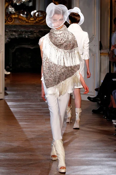 Look 28